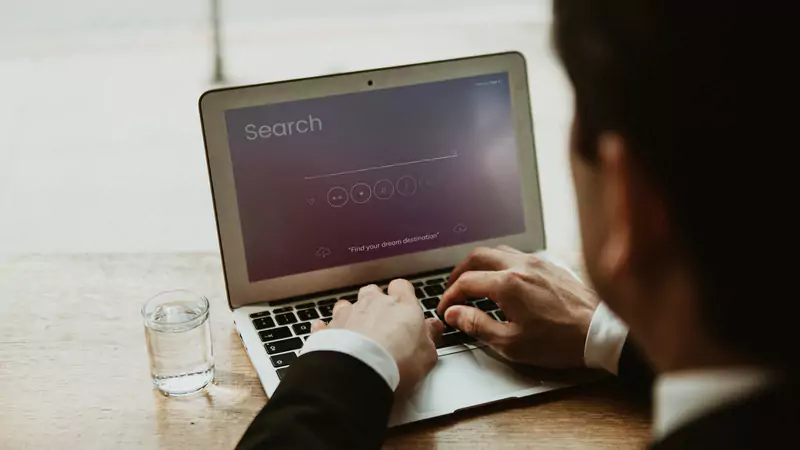 person-using-search-engine-to-look-up-symptoms-highlighting-risks-of-online-self-diagnosis